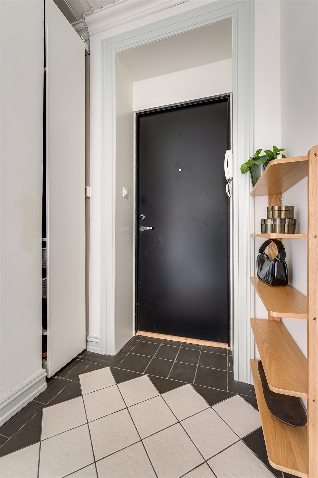 Det praktiske, flislagte gulvet med varmekabler gjør hverdagen både enkel og ryddig! Galleribilde