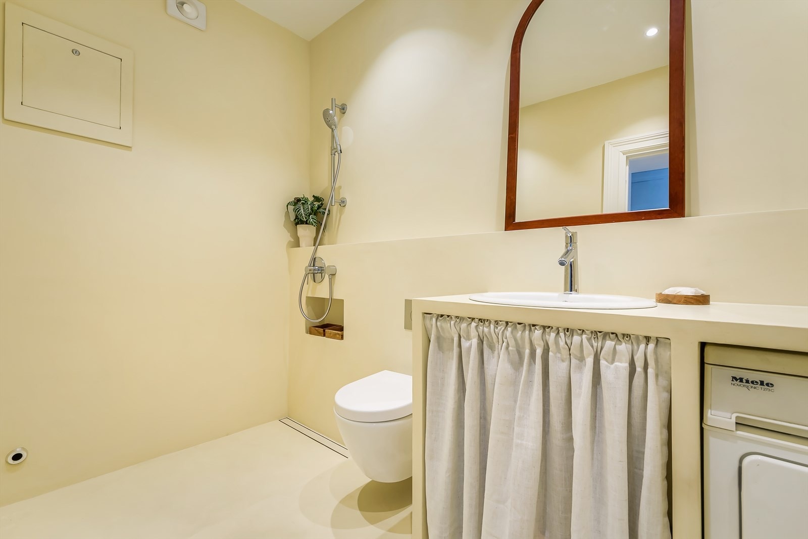 Badet har mikrosement på gulv og vegger, downlights i taket og elektrisk gulvvarme Galleribilde