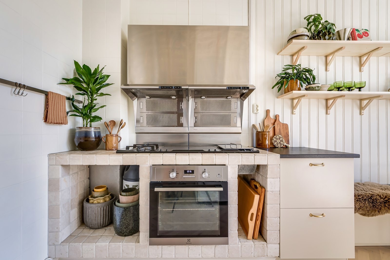 Kjøkkenet er utstyrt med både gass- og elektrisk platetopp, med kullfiltervifte over stekesonen Galleribilde