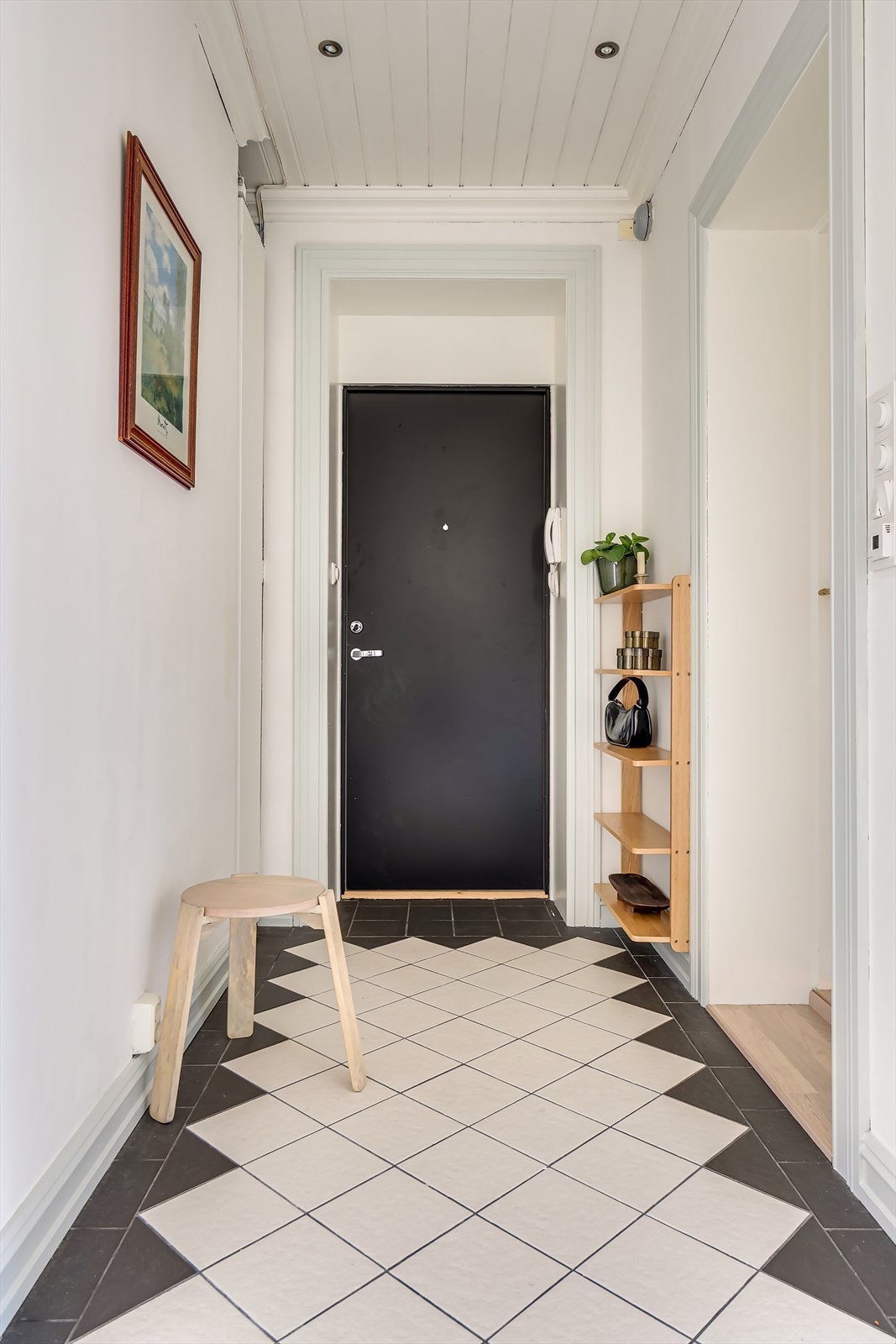 Innbydende entré som gir et strålende førsteinntrykk av boligen Galleribilde