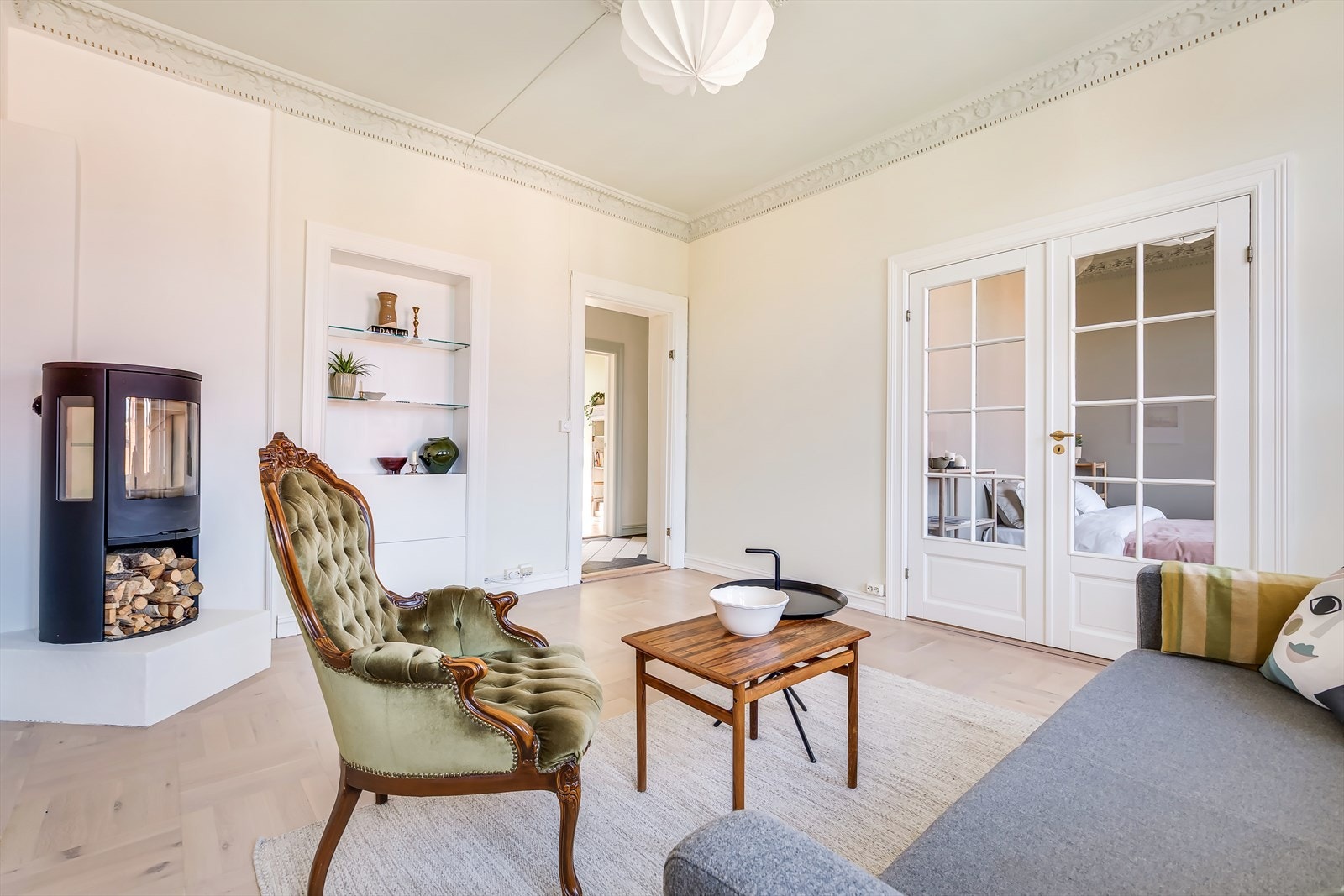 Stuen er et lyst og trivelig oppholdsrom med store vindusflater som slipper inn rikelig med dagslys Galleribilde