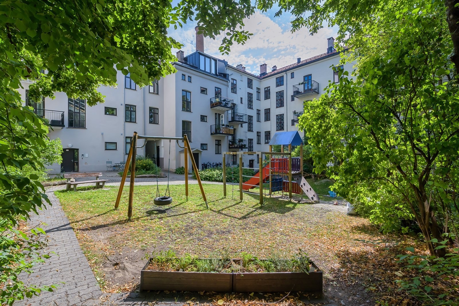 Hyggelig fellesområder med sittegrupper og lekeplass Galleribilde