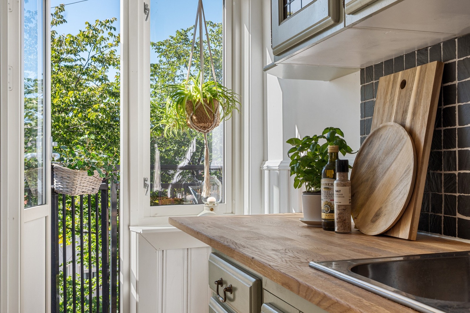 Fra kjøkkenet har du adkomst til leilighetens koselige balkong. Galleribilde