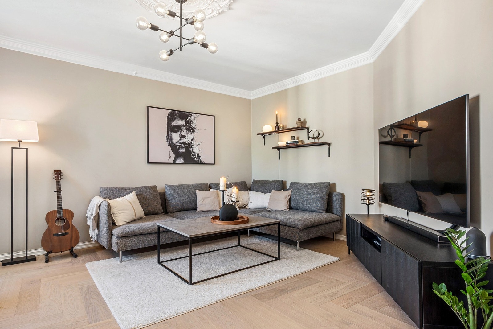 Nåværende eier har pusset opp store deler av leiligheten i 2024. Galleribilde