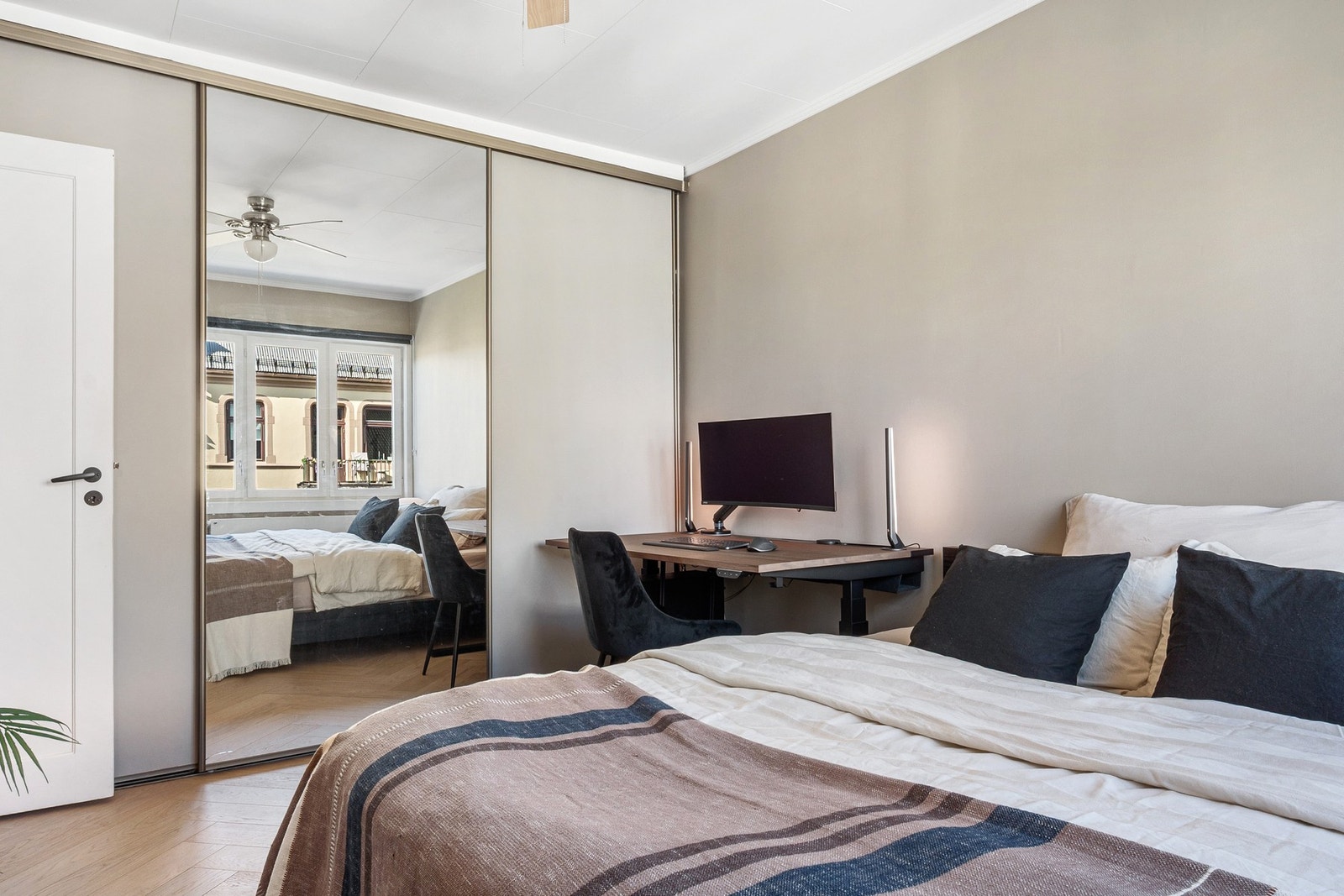 Videre er det garderobeskap som gir god plass for oppbevaring og oppheng av klær Galleribilde