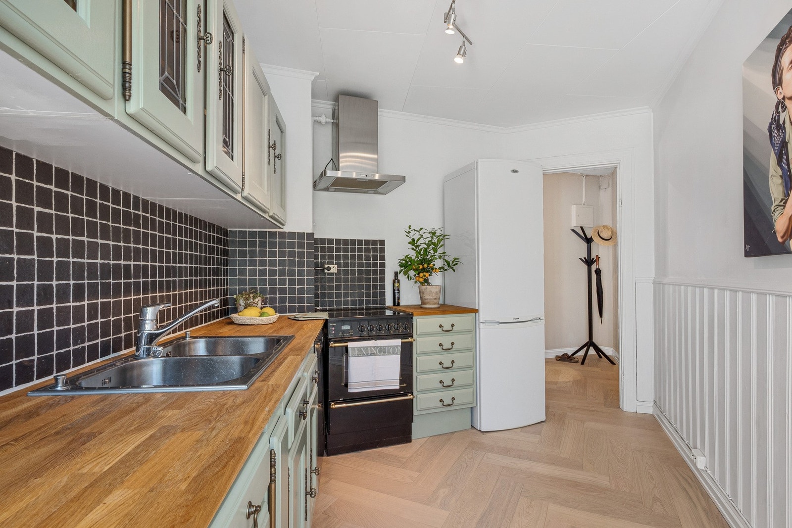 Kjøkkenet gir en praktisk arbeidsflate og et godt utgangspunkt for matlaging og sosialt samvær. Galleribilde