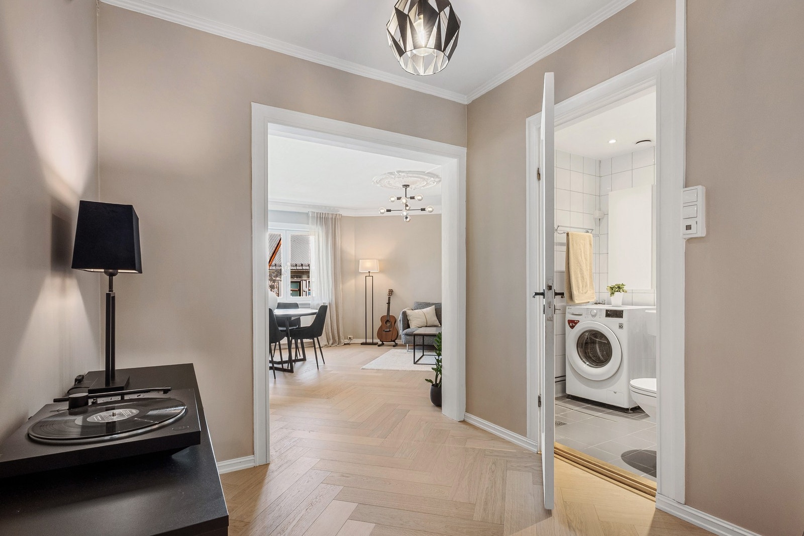 Entré med god plass til å henge fra seg yttertøy og sette fra seg sko. Galleribilde