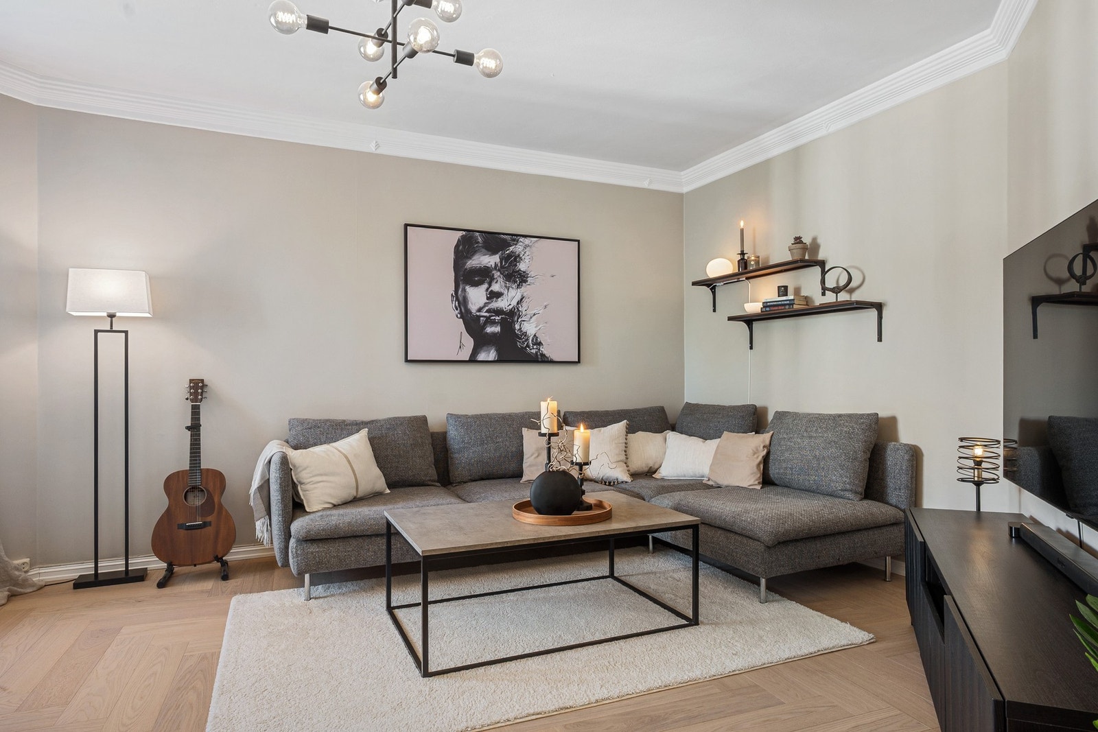 Rommet har eikeparkett i stav, mens vegger og himling er malt i en lys, tidsriktig farge Galleribilde