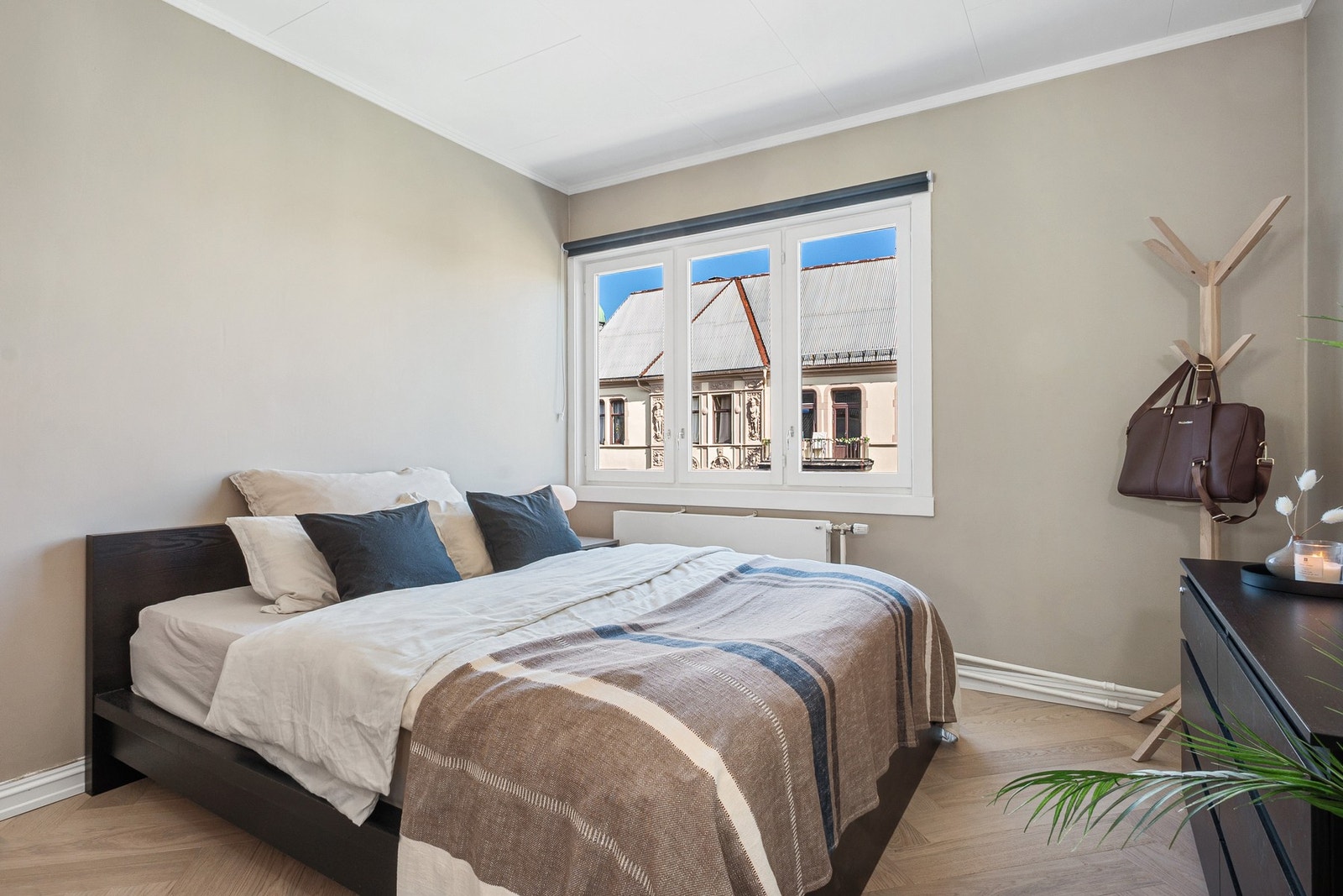 Det pene og romslige soverommet har plass til dobbeltseng Galleribilde