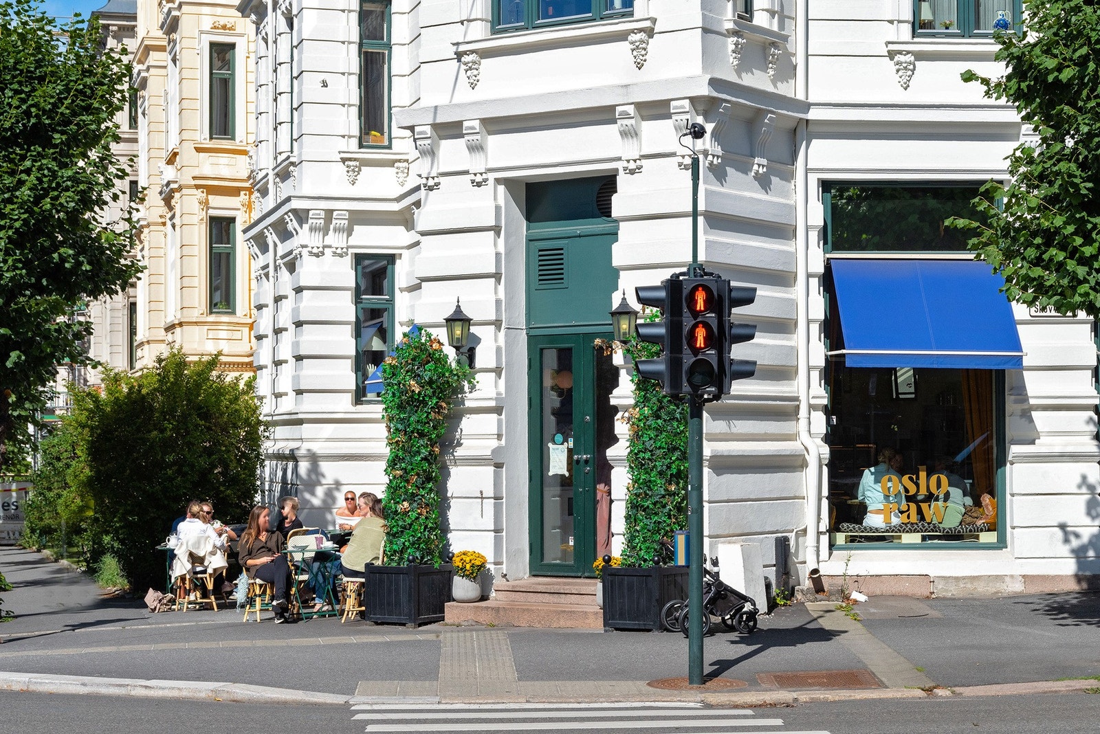 Rett utenfor døren venter et rikt utvalg av restauranter og kaféer Galleribilde