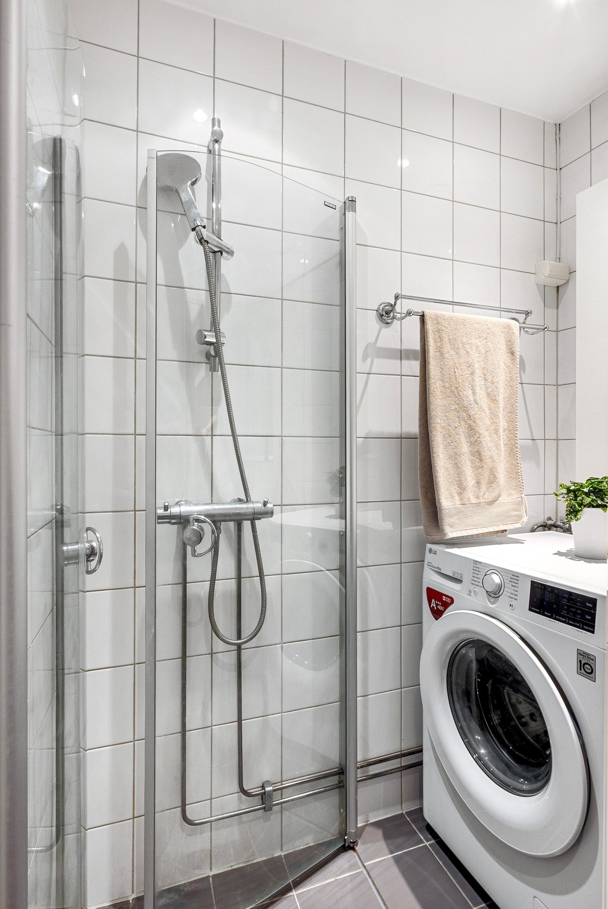 Opplegg for vaskemaskin og komfortabel elektrisk gulvvarme Galleribilde