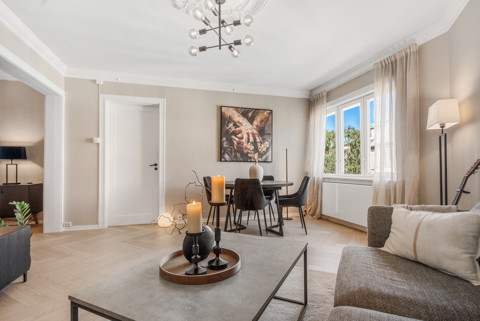 Luftig og meget tiltalende stue, med en takhøyde på ca. 2,6 m og store vindusflater Galleribilde