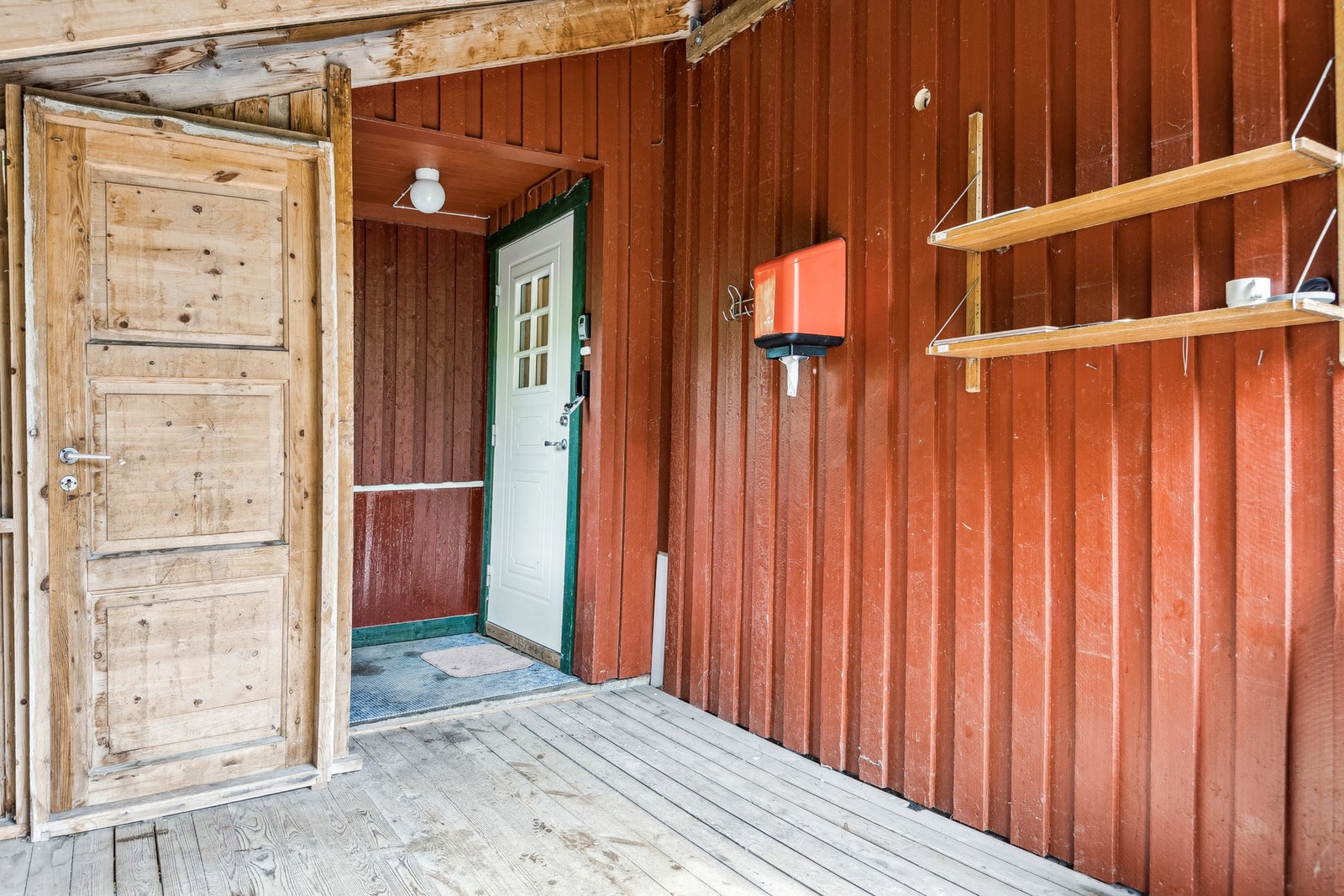 Fra terrassen kommer man til entréen. Galleribilde