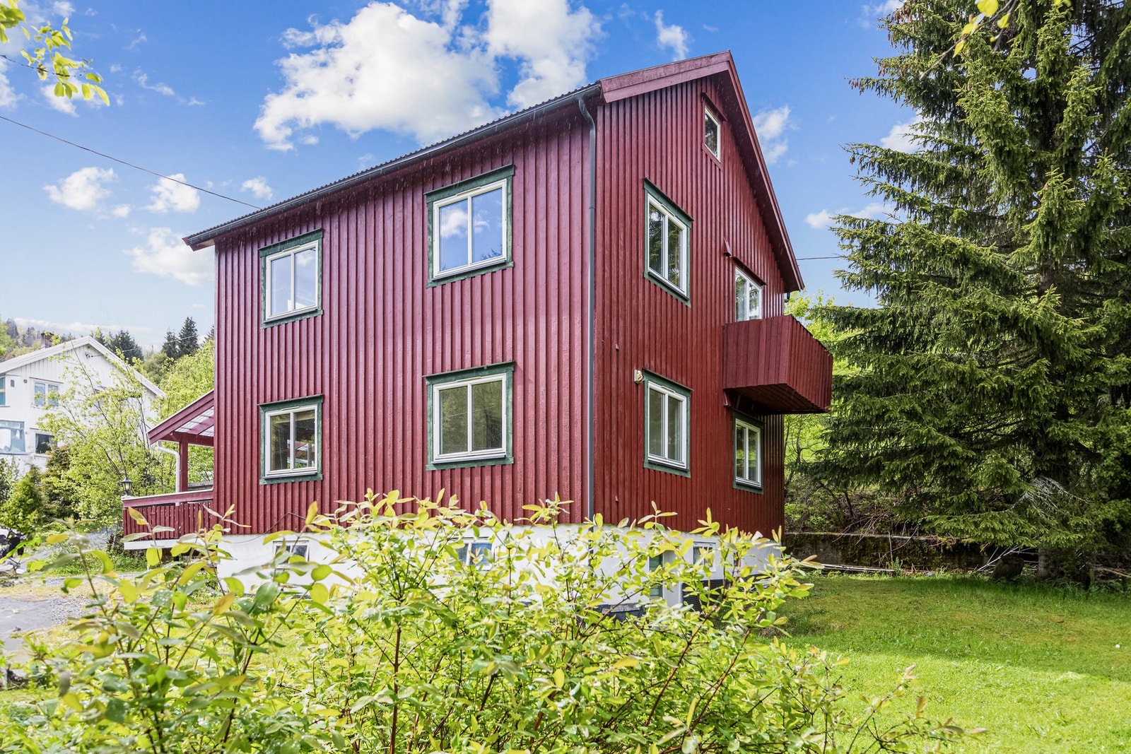 Nabolaget er rolig og familievennlig med kort gangavstand til skoler for alle trinn. Galleribilde