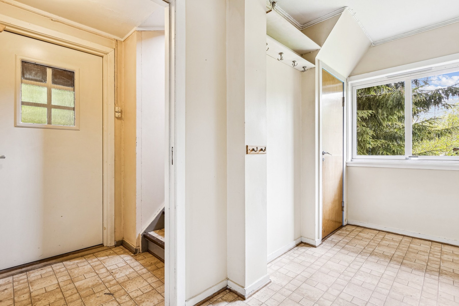 Fra entréen kommer man til en gang. Galleribilde