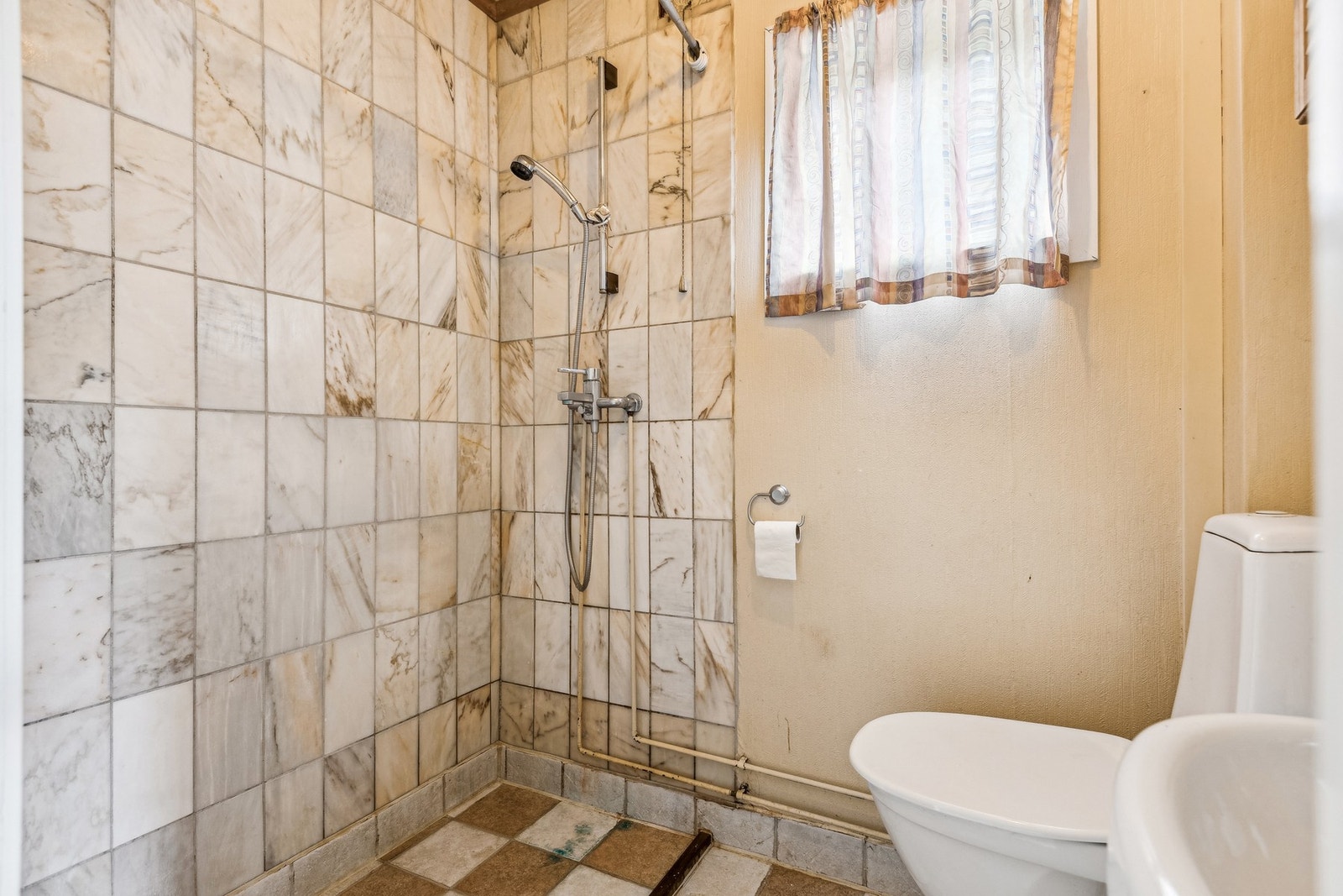 Fra trappeoppgangen kommer man først til et bad. Galleribilde