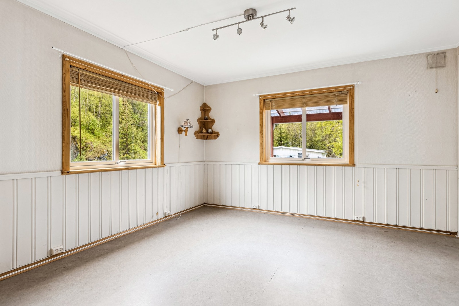 Fra boligen er det ca 4 min med bil til Coop Extra Løkken. Galleribilde