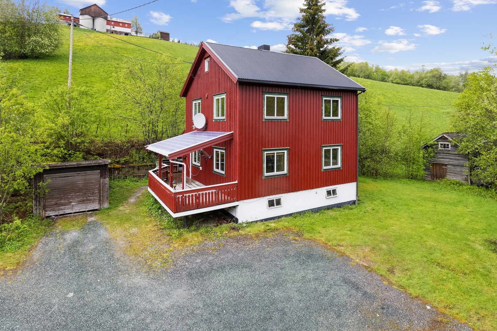 Boligen har egen garasje med plass til både bil og ekstra lagringsplass. Galleribilde