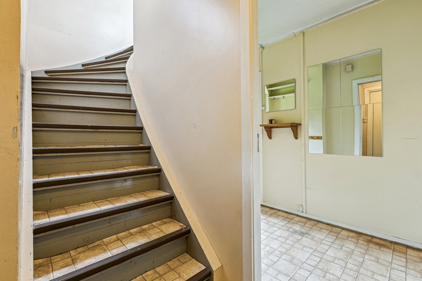 Trapp opp til 2. etasje. Galleribilde