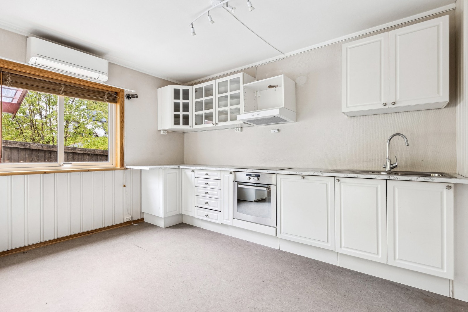 Kjøkkenet har vinduer som slipper inn rikelig med dagslys. Galleribilde