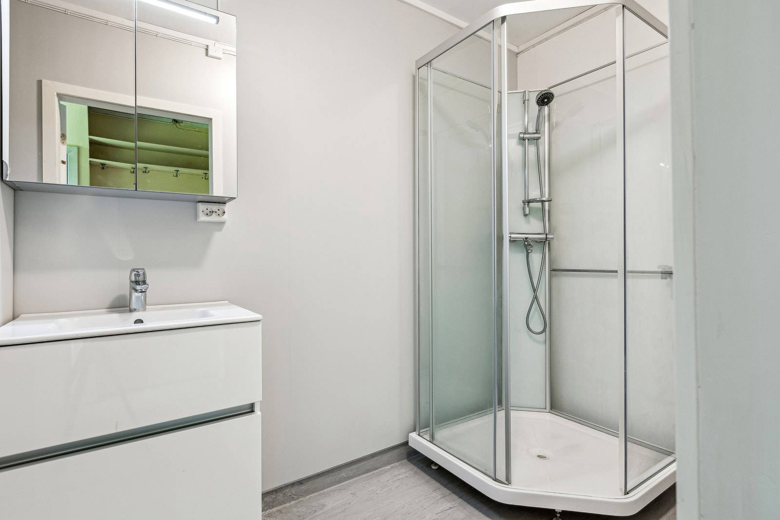 Bad med praktisk dusjkabinett. Galleribilde