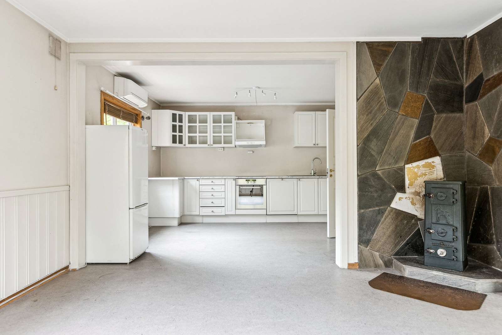 Et kjøkken som har en åpen løsning mot stuen. Galleribilde