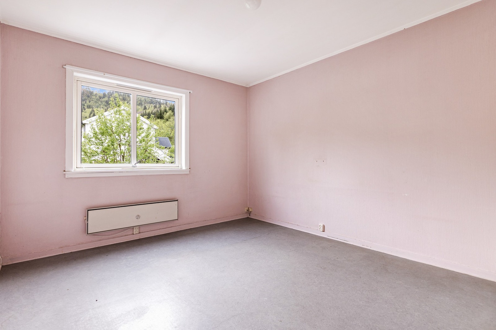 Lyst og fint soverom, kan enkelt møbleres etter ønske og behov. Galleribilde