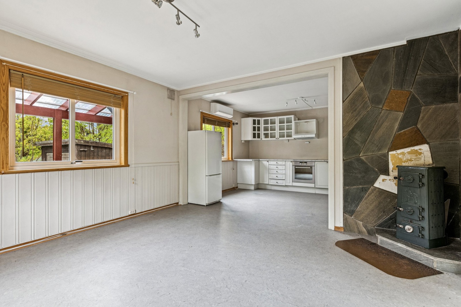 Stuen byr på peisovn, varmer godt og skaper en lun atmosfære på kalde vinterdager. Galleribilde