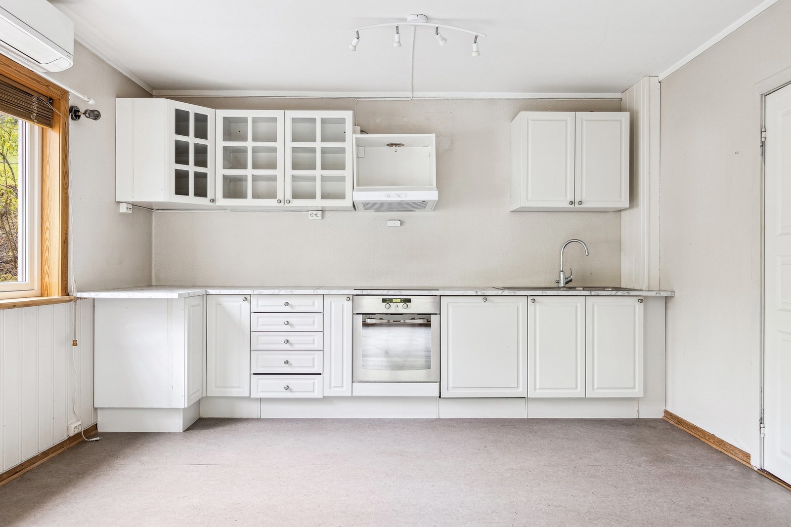 Smart utnyttelse av plassen gir både lagring og funksjonalitet. Galleribilde