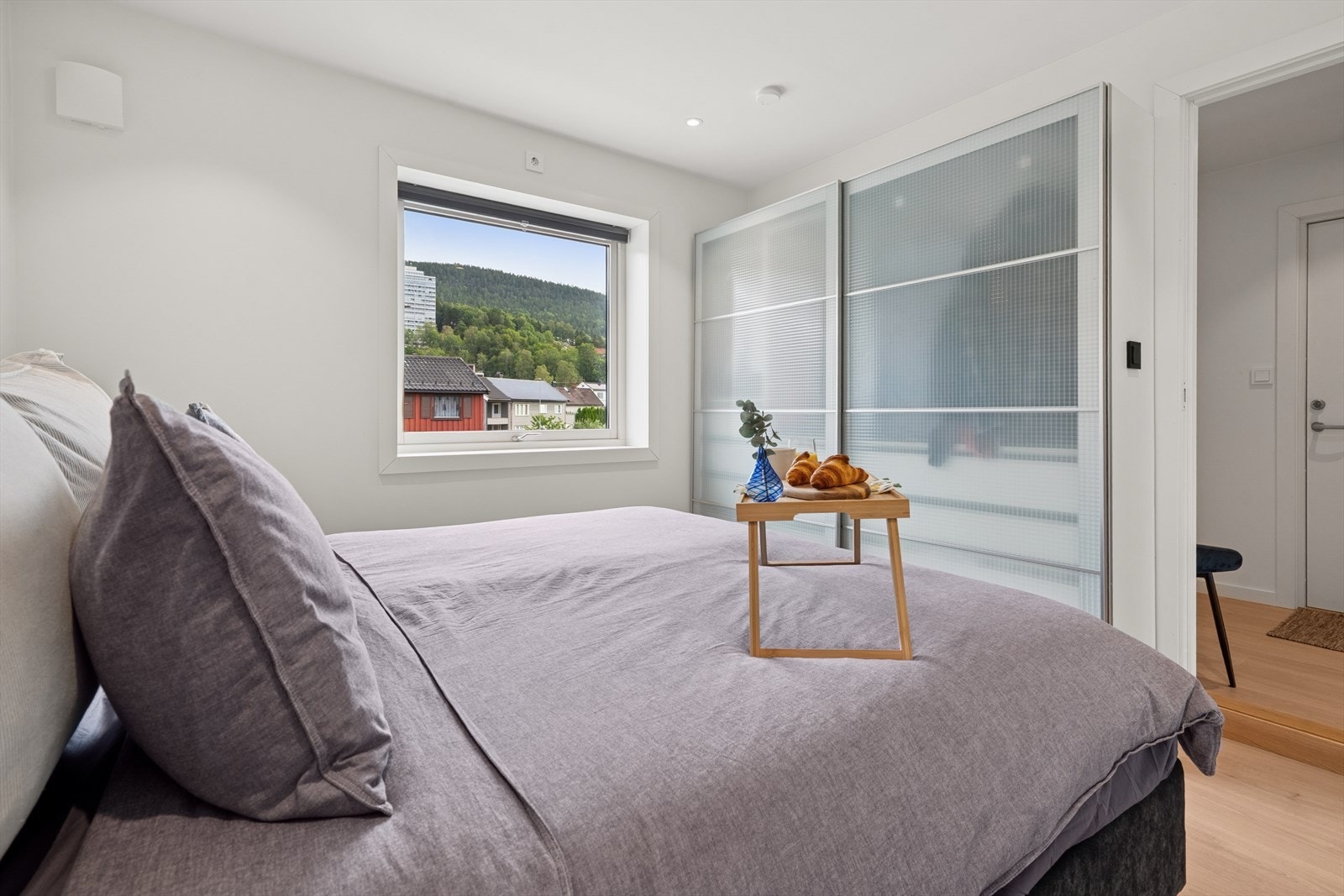 Hovedsoverommet har god plass til dobbeltseng og tilhørende møblement. Galleribilde