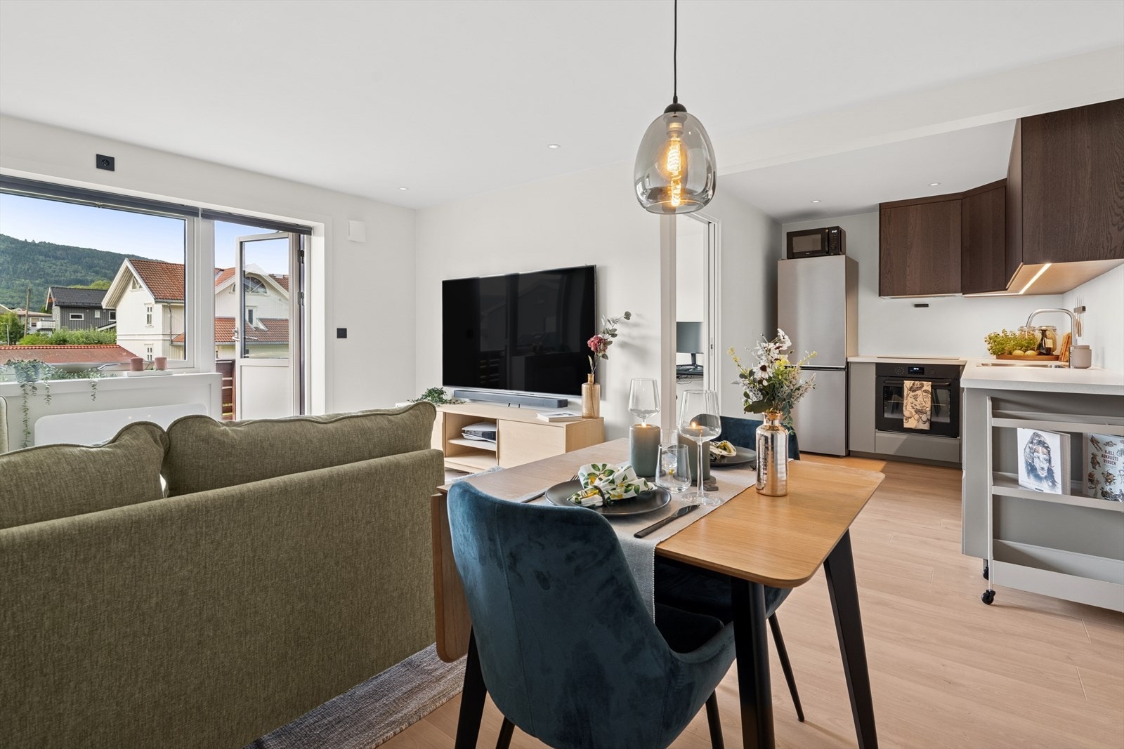 Stuen og kjøkkenet ligger i en åpen løsning med plass til spisebord mellom sonene. Galleribilde