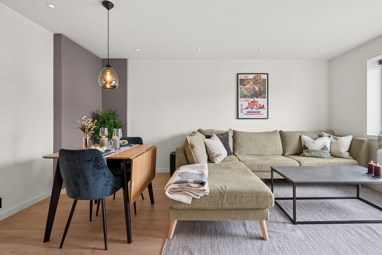 Stuen har gode lysforhold fra de store vindusflatene. Galleribilde