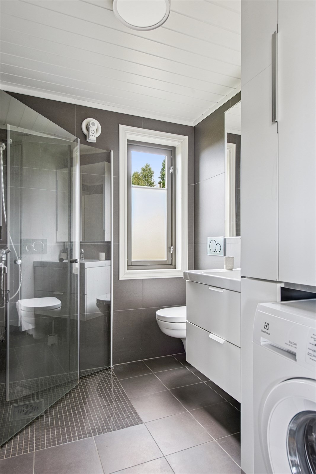 Badet i hovedplanet ligger i bakkant av kjøkkenet, med adkomst fra overgangen mellom entré og kjøkken/stue. Galleribilde