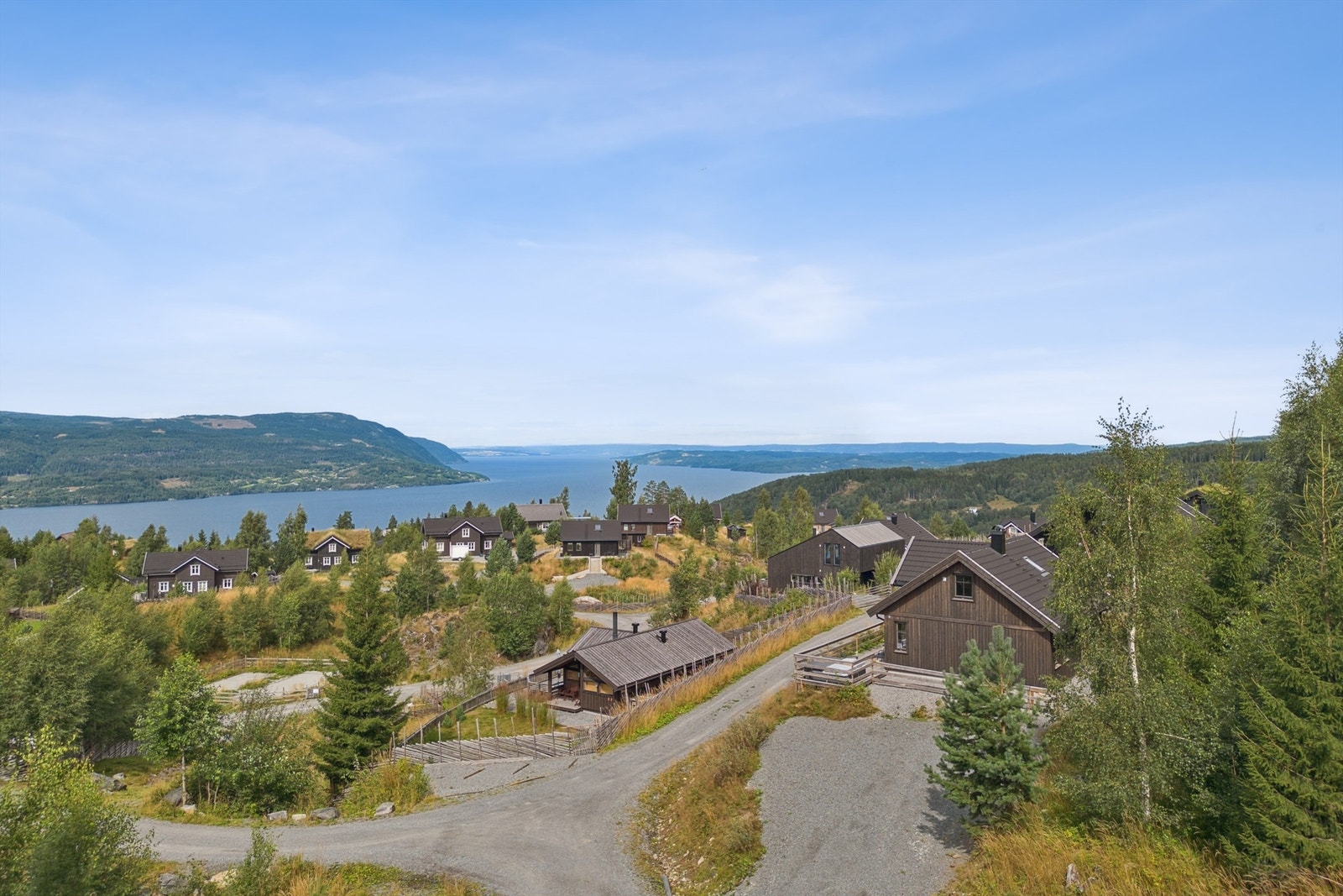 Hytta ligger høyt og flott til, med nydelig mjøsutsikt! Galleribilde