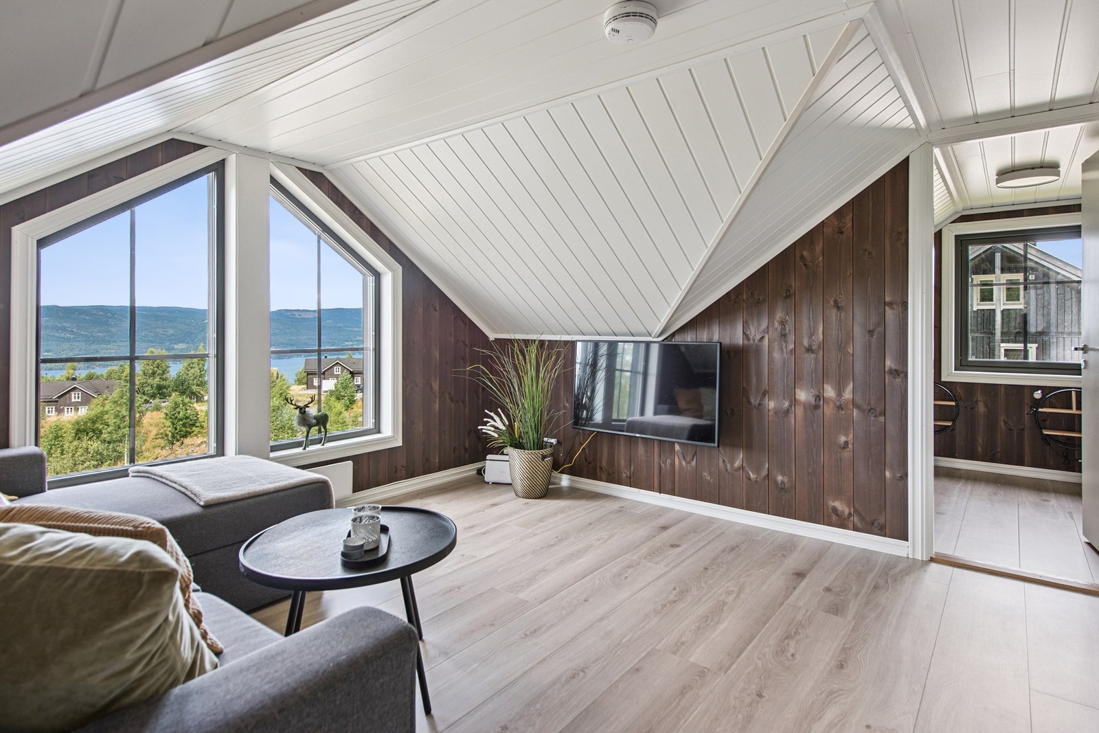 Stue i loftsetasjen. Se utsikten! Galleribilde