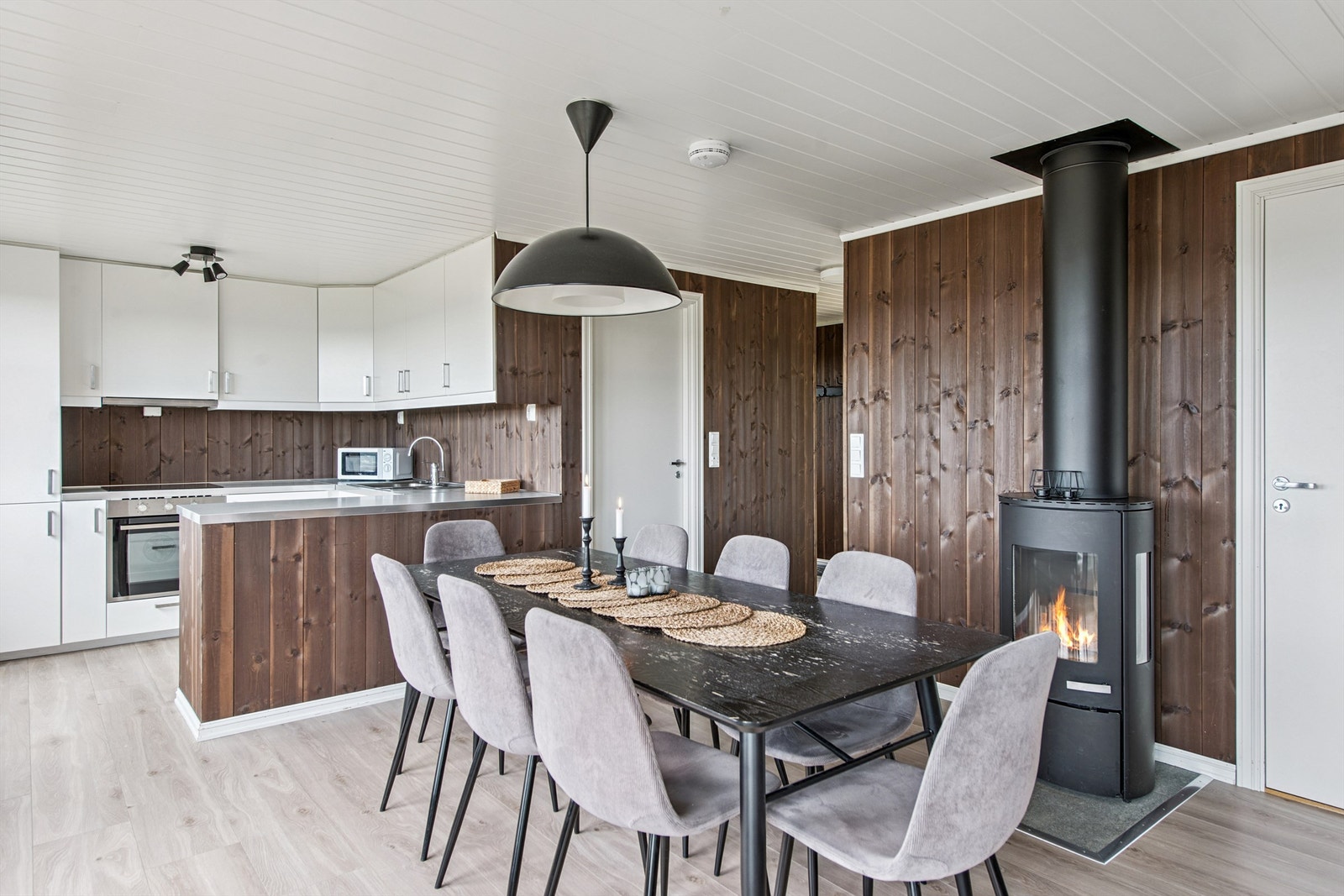 Spisestue og kjøkken. Galleribilde