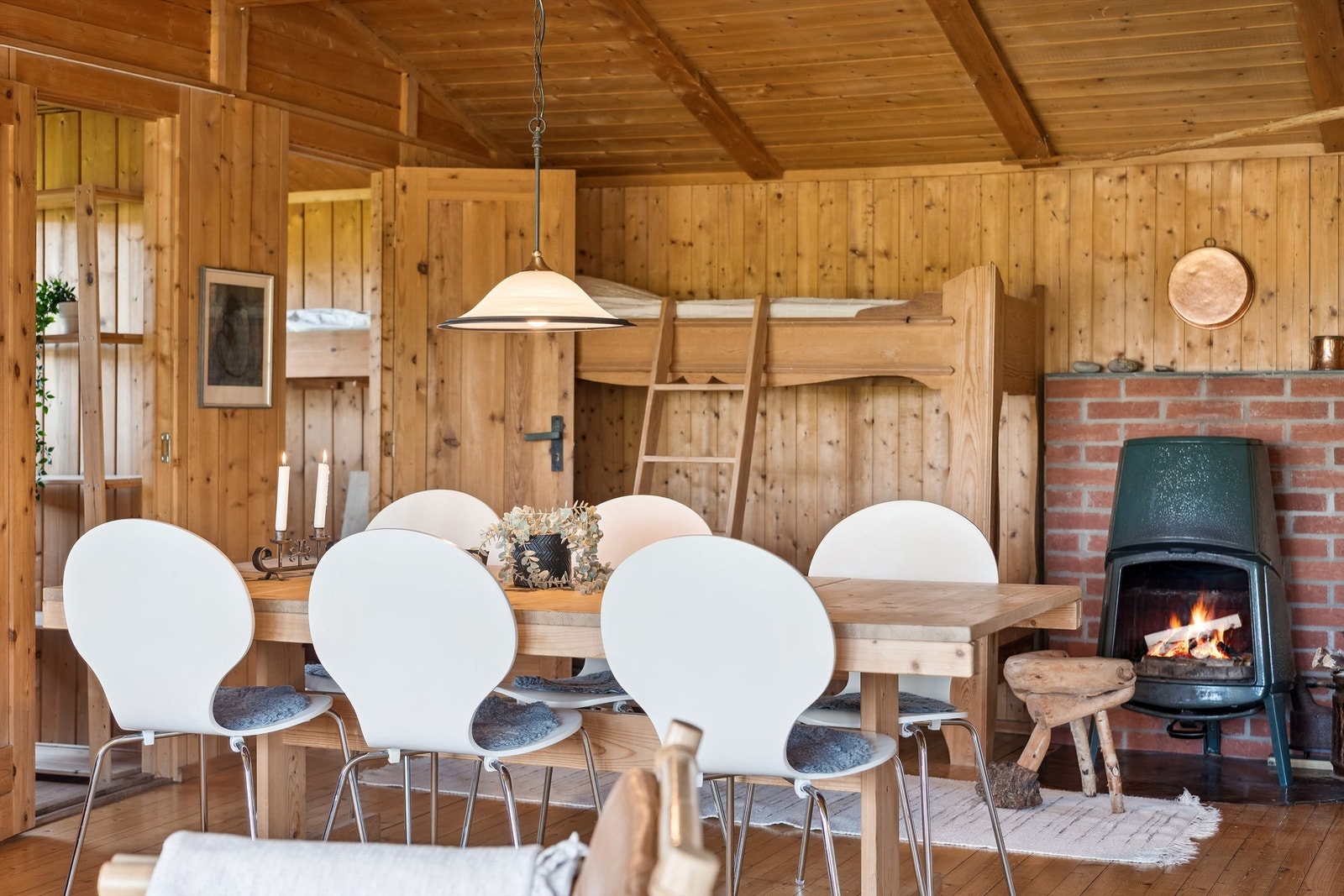 God plass til spisebord for sosiale måltider med familie og venner. En deilig peisovn sørger for varme og atmosfære Galleribilde