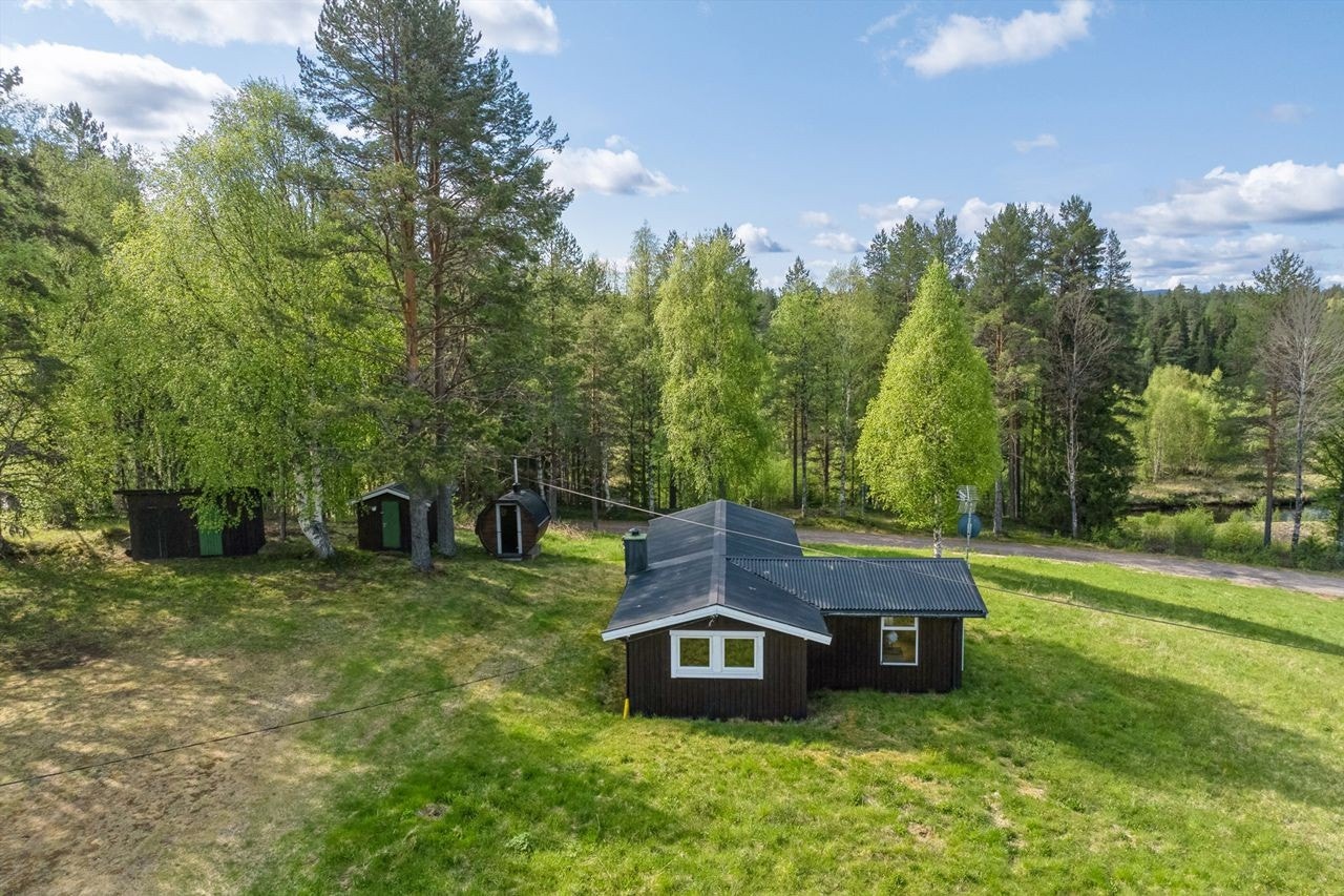 Eiendommen består av hovedhytte, badstuhus, bod og utedo/snekkerbod - God plass til lek og aktiviteter Galleribilde