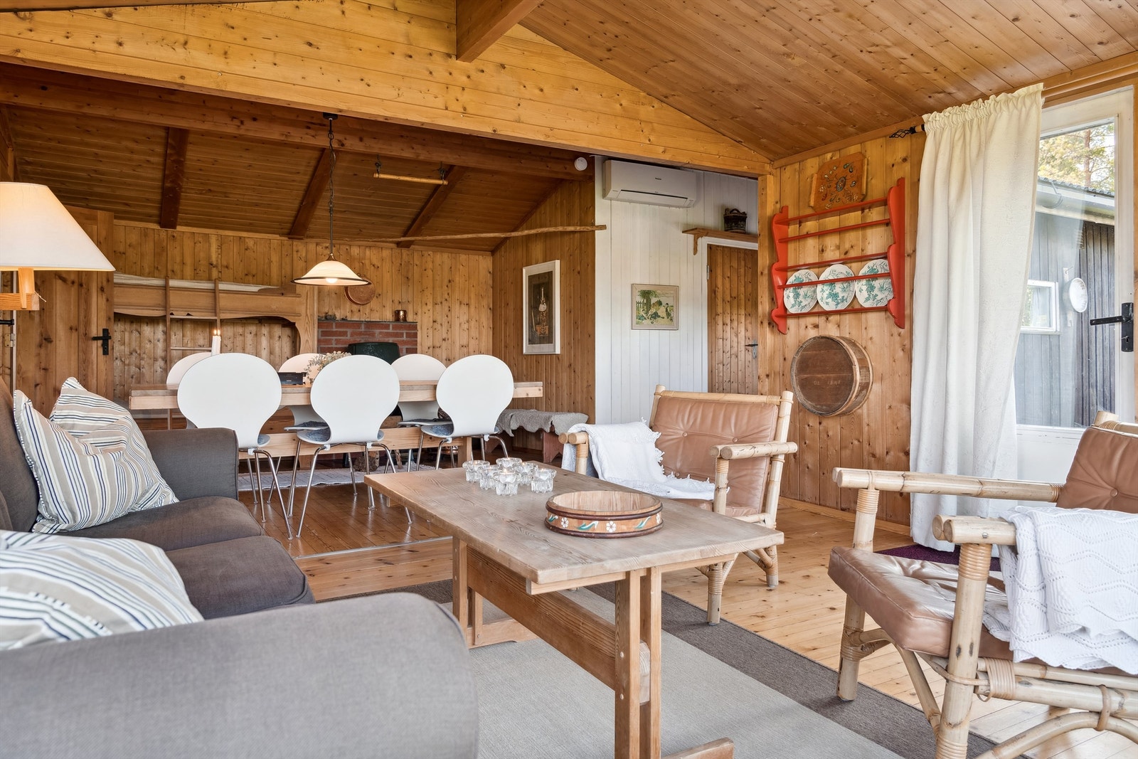 Velkommen inn i denne lyse og luftige stua Galleribilde