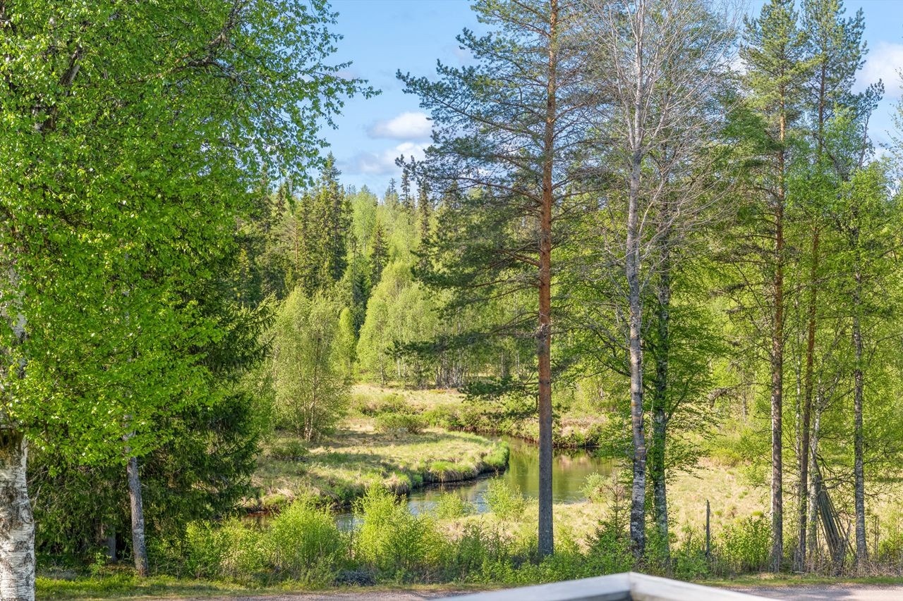 Utsikt ned til idylliske Tannåa hvor man kan ta et bad eller fiske Galleribilde