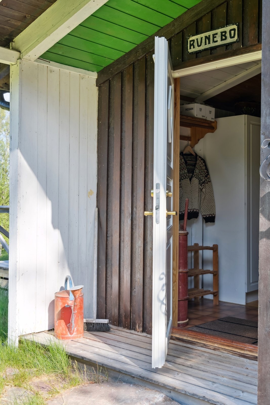 Delvis overbygd inngangsparti gir ly for vær og vind ved ankomst - Plass til yttertøy og sko i entreen Galleribilde