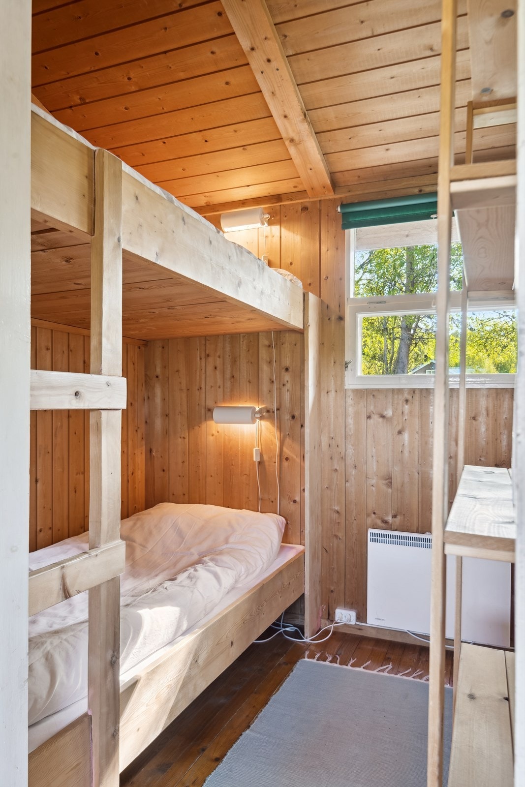 Soverom 2 - Naturlig trepanel og originale dører preger soverommene. Galleribilde