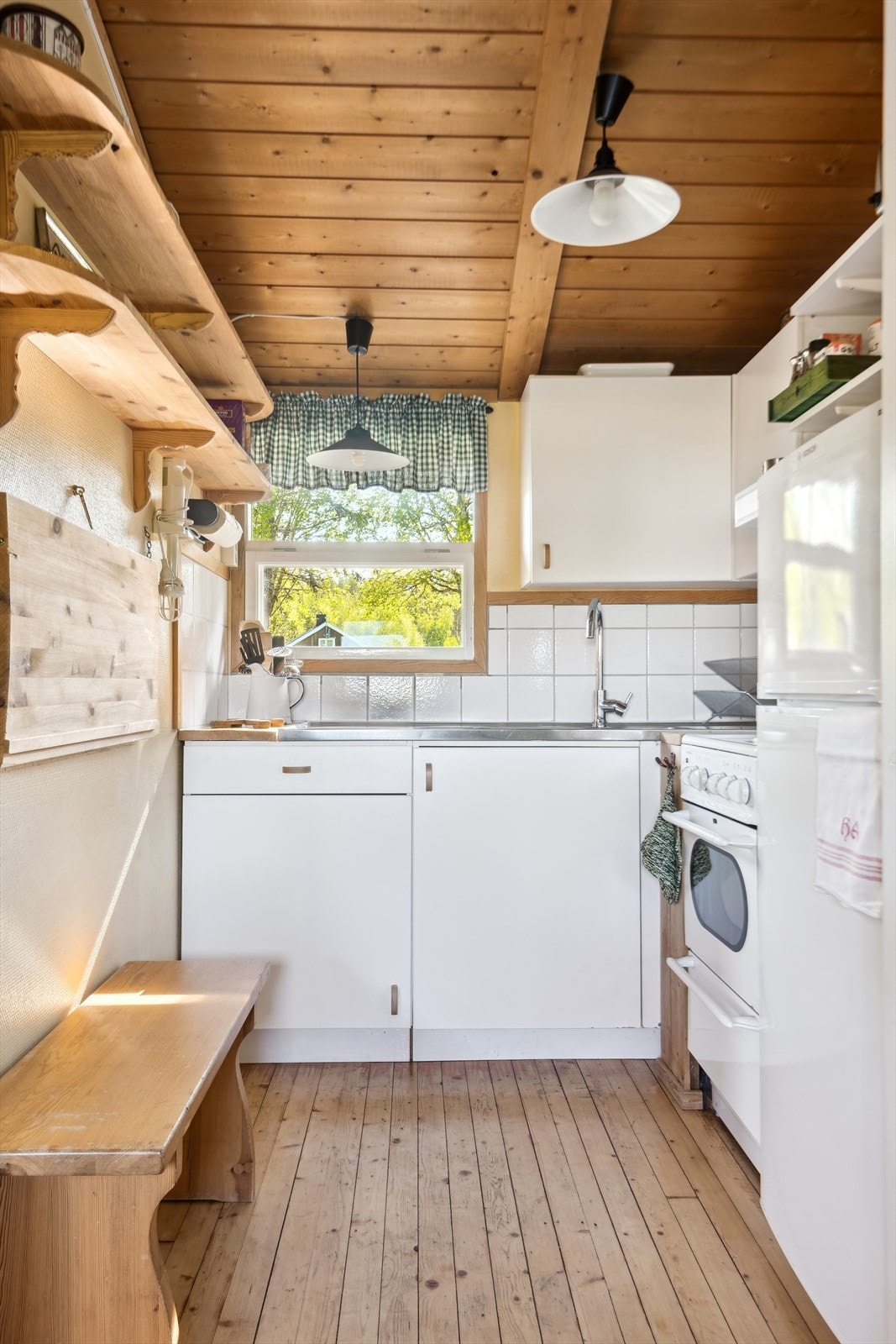 Vindu for lys og utsikt også på kjøkkenet. Masse praktiske åpne hyller, også en nedfellbar Galleribilde