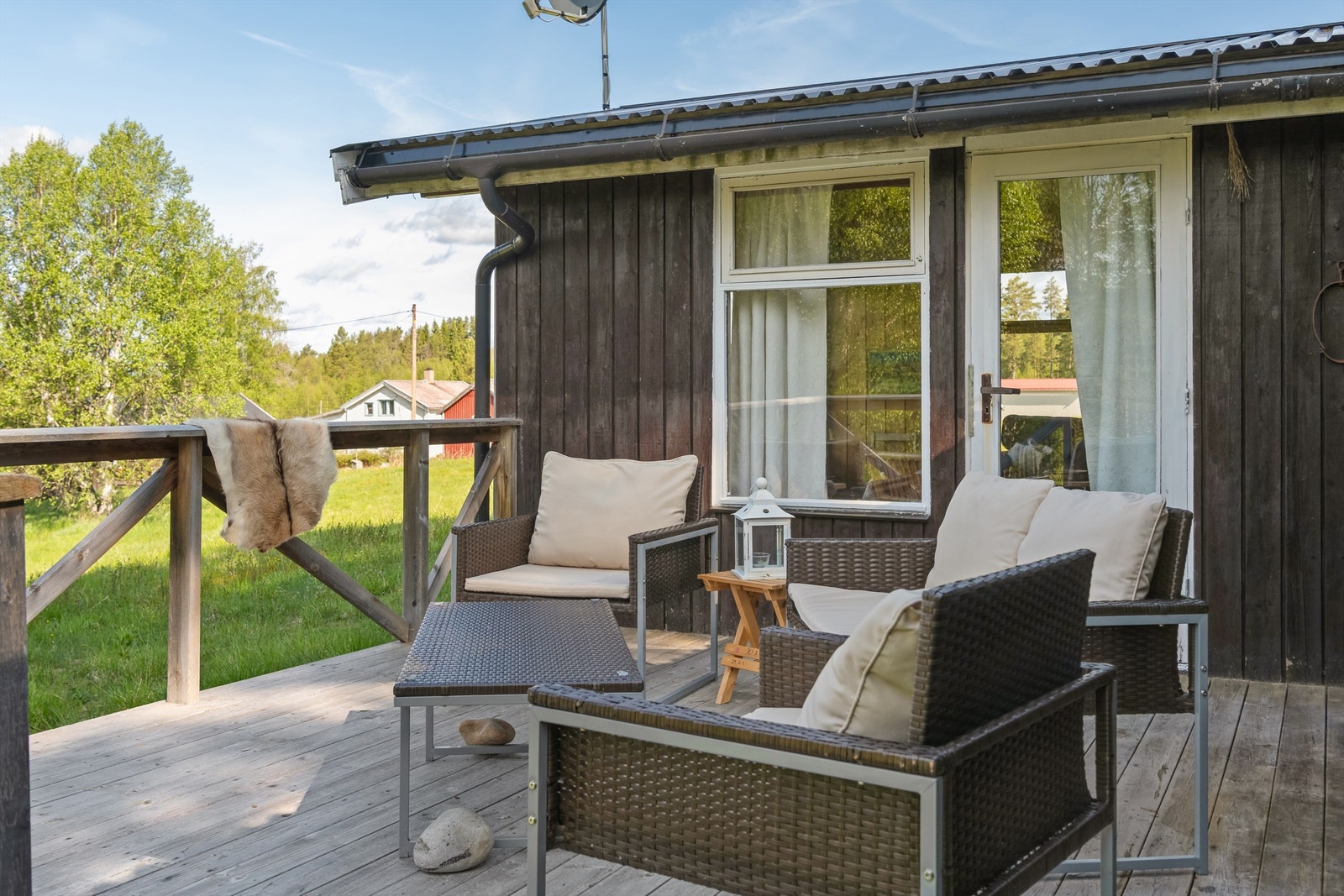 Lun solrik terrasse for fine utestunder dag og kveld Galleribilde