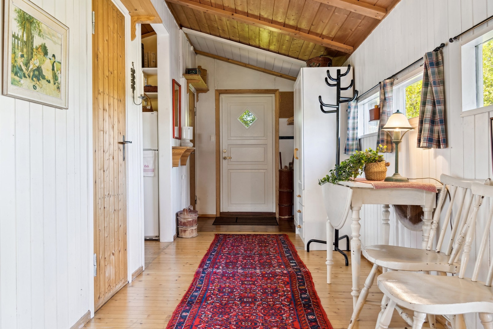 Gangen og kjøkken har hvitmalte vegger. Adkomst til soverom og bad Galleribilde