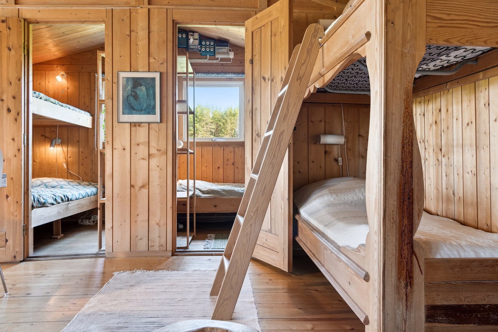 2 av soverommene ligger innenfor stua, det tredje har adkomst fra gangen mellom stue og kjøkken Galleribilde