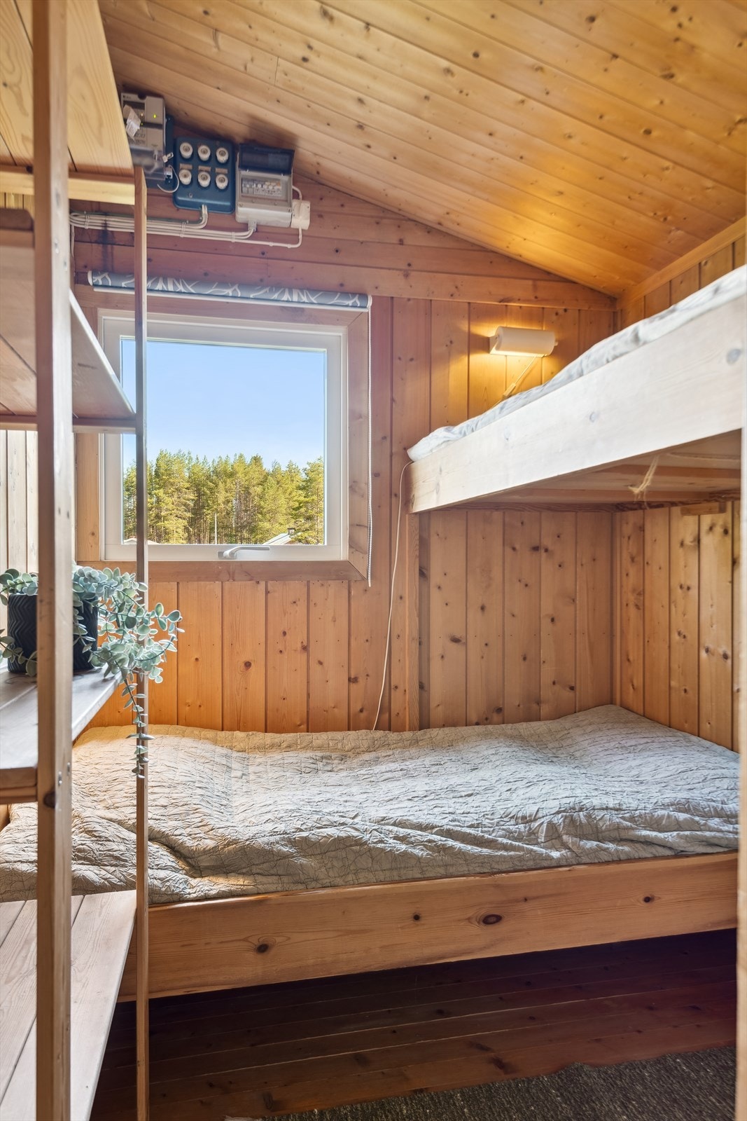 Hytta har 3 soverom. Alle med god takhøyde og fastmonterte senger Galleribilde