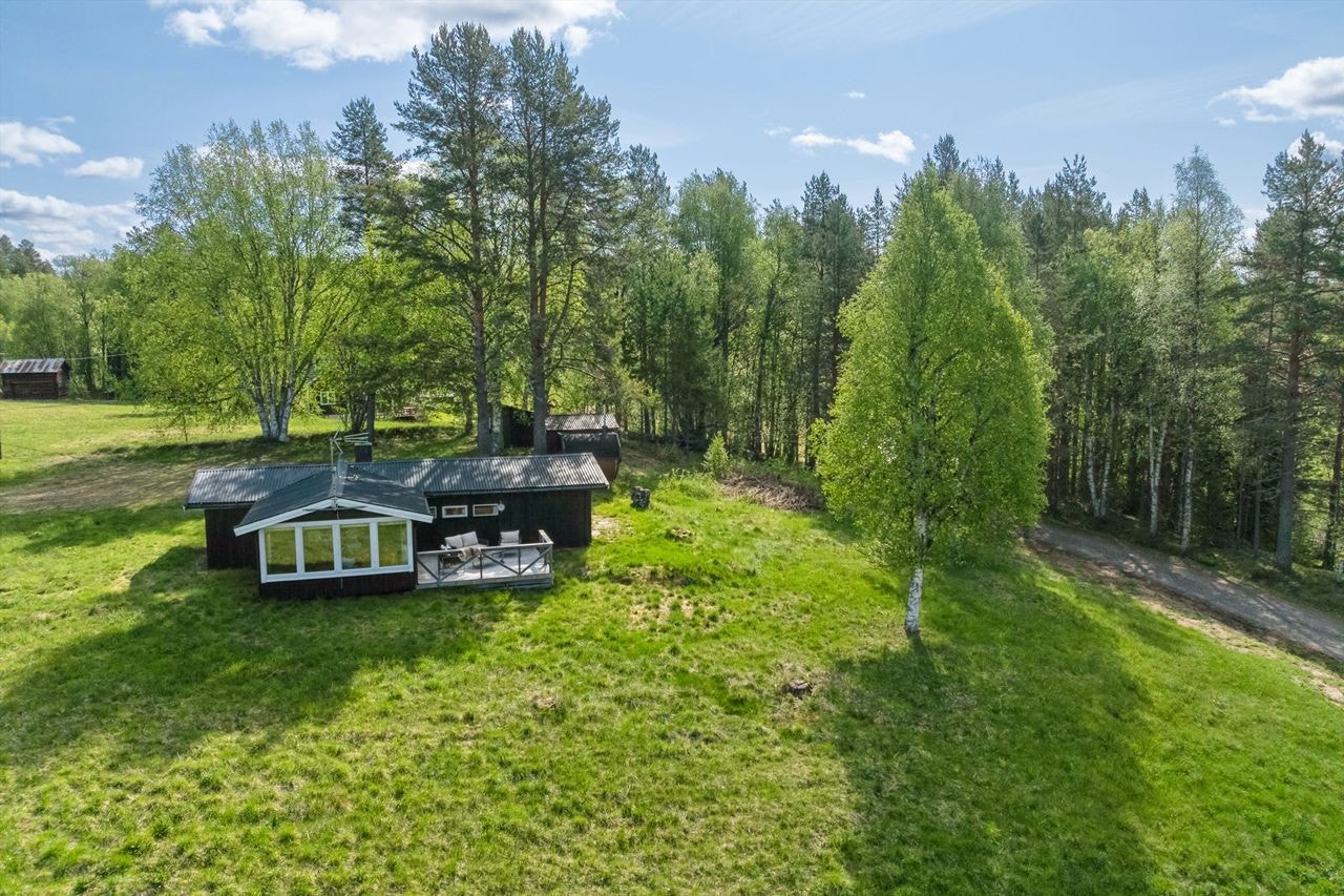 Hytta ligger i naturskjønne omgivelser med spredt bolig- og fritidsbebyggelse, med skogen som nærmeste nabo Galleribilde