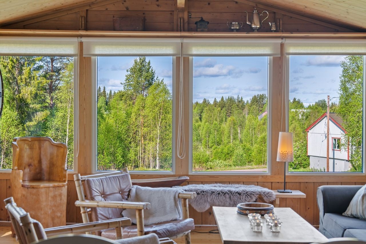 Store vinduer gir masse lys og utsikt, en luftig romfølelse og god kontakt med naturen Galleribilde