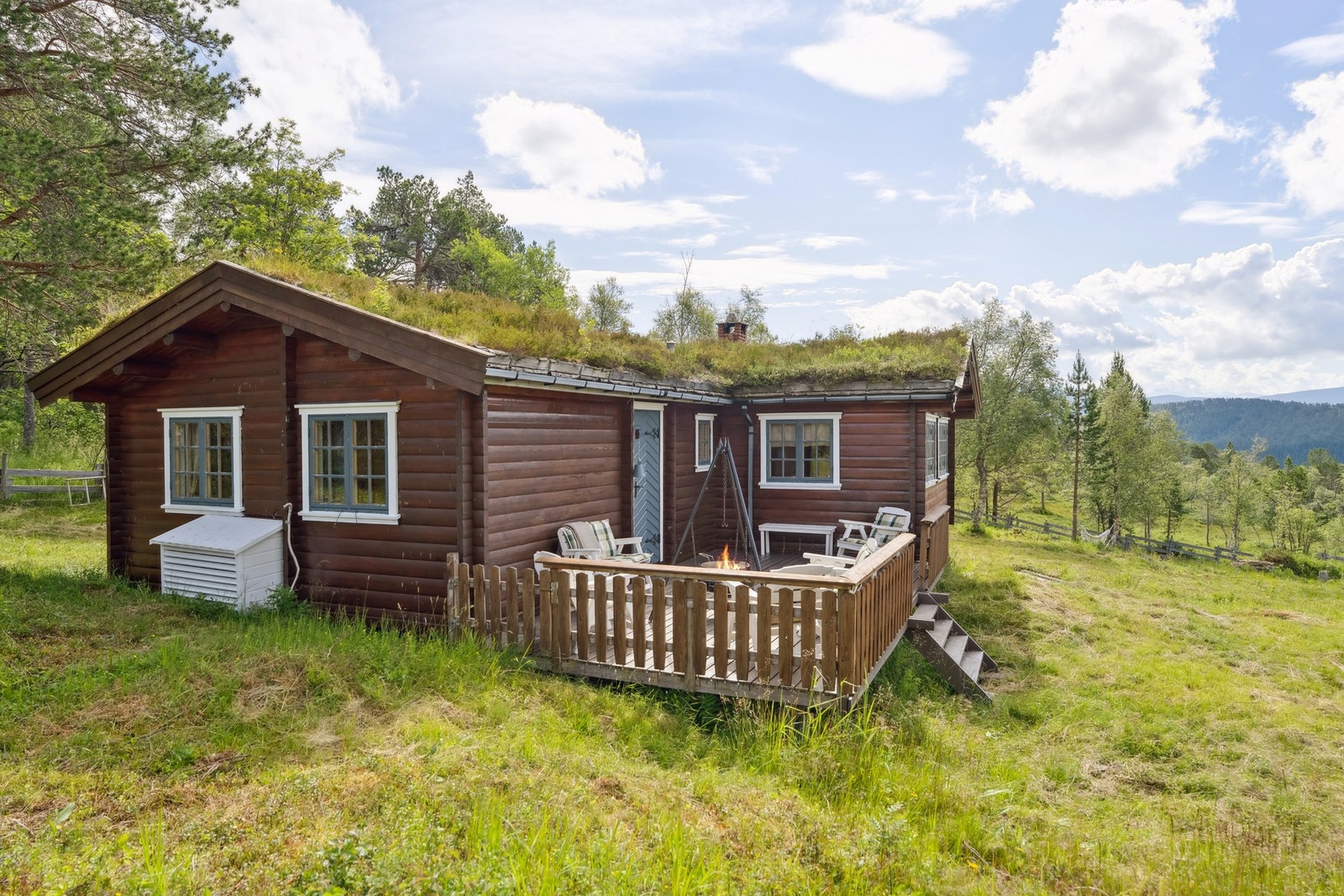 Velholdt pen hytte på fjellet Galleribilde